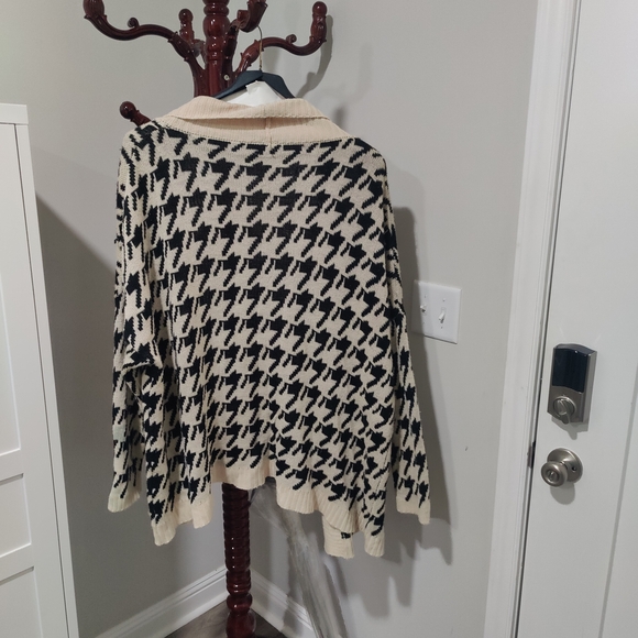 Plus Sized Elegant Black and Cream Houndstooth Cardigan - Picture 10 of 12